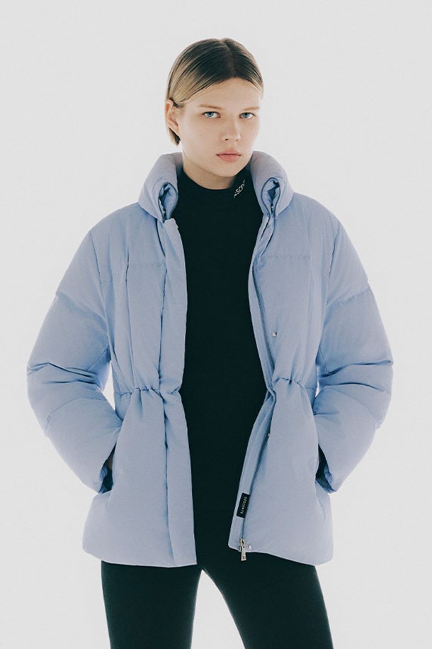 여성용 "우먼스 캐논 미들 다운 재킷" 라벤더 SQ422SDJO3는 겨울철 일상에서 캐주얼하게 착용하기 좋은 패딩입니다. 부드러운 촉감의 폴리에스테르와 나일론 혼방 소재로 제작되었으며, 오리 솜털 80%, 오리 깃털 20%의 충전재로 보온성과 경량성을 동시에 갖췄습니다. 지퍼형 여밈 방식으로 간편하게 착용 가능하며, 오버핏 디자인과 미들 기장으로 편안한 착용감을 선사합니다. 여행룩, 산책룩 등 다양한 TPO에 활용 가능한 미니멀, 클래식 스타일의 다운 재킷입니다.
