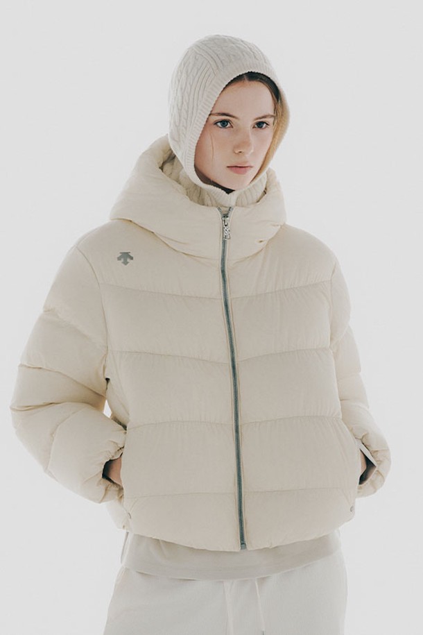 우먼스 크링클 숏 푸퍼 다운 재킷 크림 SQ422SDJO4는 여성용 다운 재킷입니다. 부드러운 촉감의 나일론, 오리솜털, 오리깃털 소재로 제작되어 겨울철에도 따뜻하게 착용할 수 있습니다. 캐주얼, 미니멀, 클래식 스타일을 연출하기 좋으며, 여행룩이나 산책룩에 잘 어울립니다. 오버핏 숏 기장으로 활동성을 높였으며, 크링클 디테일과 집업 여밈 방식이 특징입니다. 안감이 있어 보온성과 경량성을 동시에 갖춘 데일리 아우터입니다.
