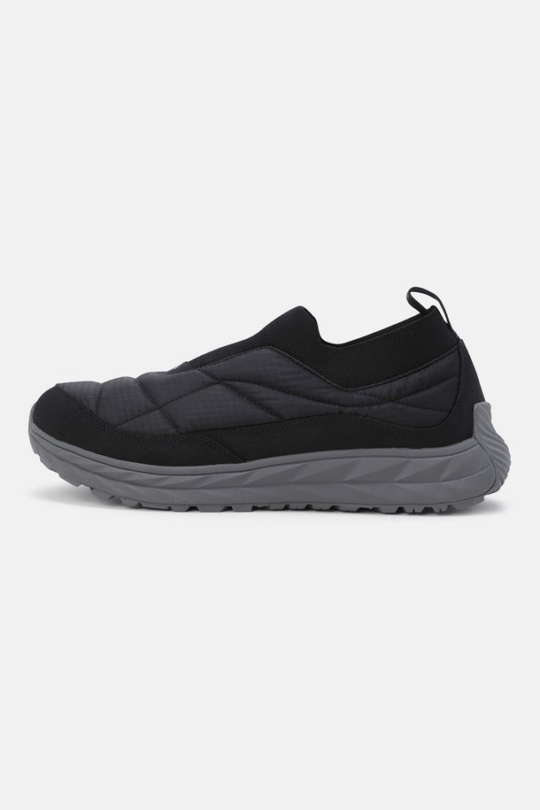 터레인디 윈터 블랙 SQ423LBTO2 (Terrain D Winter Black SQ423LBTO2)는 남성용 부츠입니다. 블랙과 베이지 두 가지 색상으로 출시되었으며, 일상 및 트레이닝 용도로 활용 가능합니다. 겨울철 방한을 위해 폴리에스터 안감과 방한용 인슐레이트를 적용했으며, 굽높이는 3.5cm 플랫 형태로 제작되었습니다. 파워그립 아웃솔과 방수 처리로 기능성을 높였으며, 슬립온 디자인과 와이드 발볼로 편안한 착용감을 제공합니다. 겨울 데일리룩, 산책룩, 여행룩에 캐주얼, 미니멀, 클래식 스타일로 매치하기 좋습니다.
