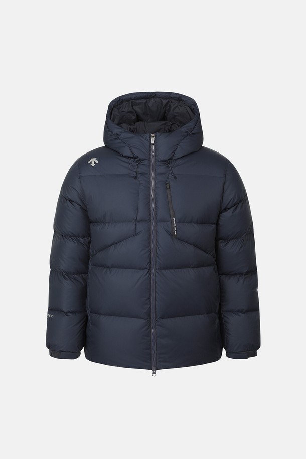 캐논 라이트 퍼텍스 미들 다운 재킷 네이비 SQ321SDJ94는 남녀 공용으로, 겨울철 스포츠, 아웃도어 활동 및 일상에서 활용하기 좋은 다운 재킷입니다. 네이비, 블랙, 레드의 세 가지 색상으로 출시되었으며, 미디엄 기장과 레귤러 핏으로 제작되었습니다. 2-way 지퍼, 후드 스토퍼, 사이드 포켓, 가슴 포켓, 이너 포켓 등 다양한 디테일이 돋보이며, 뛰어난 보온성과 방수, 방풍 기능을 제공합니다. 경량 소재를 사용하여 편안한 착용감을 선사하며, 스포티, 캐주얼, 미니멀 스타일을 모두 소화할 수 있습니다. 등산, 여행 등 다양한 겨울철 활동에 활용할 수 있는 실용적인 아이템입니다.
