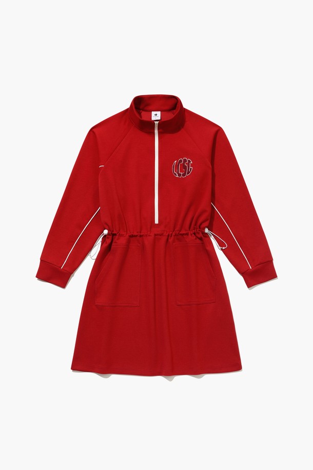 여성 기모 저지 원피스 _CRS0 GQ322LOP93는 부드러운 촉감의 폴리에스터, 레이온, 폴리우레탄 혼방 소재로 제작되어 겨울철 보온성을 높여주는 캐주얼 스타일의 원피스입니다. 하프넥 디자인과 긴소매, A라인 플레어 치마 핏으로 여성스러운 실루엣을 연출하며, 루즈핏으로 편안함을 더했습니다. 하프 집업 디자인과 버클 자수 포인트가 돋보이며, 기모 안감으로 따뜻하게 착용할 수 있습니다. 데일리룩, 집콕룩, 산책룩 등 다양한 상황에서 미니멀하고 클래식한 분위기를 연출하기 좋습니다.
