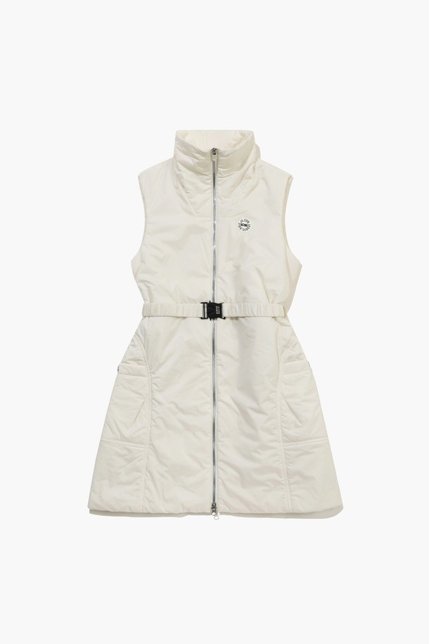 크림(CREM) 여성 패딩 풀집업 베스트 원피스 (GQ322LOP91)는 겨울철 캐주얼 스타일을 위한 필수 아이템입니다. 하이넥 디자인에 보온성을 높인 두꺼운 두께감과 패딩 안감으로 추운 날씨에도 따뜻하게 착용할 수 있습니다. 무지 패턴의 A라인 핏 원피스로 레귤러핏을 제공하며, 집업 여밈 방식과 민소매 디자인이 특징입니다. 나일론과 폴리에스터 혼방 소재로 제작되어 편안함과 활동성을 동시에 만족시킵니다. 베스트 스타일로 다양한 상의와 레이어드하여 미니멀하고 클래식한 스타일을 연출할 수 있습니다.
