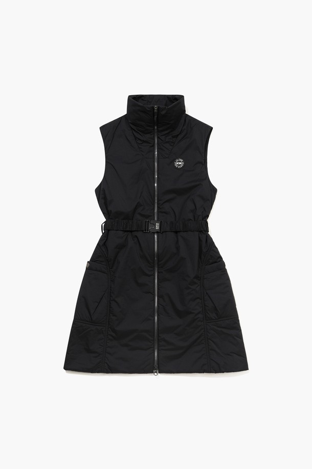 여성 패딩 풀집업 베스트 원피스 (BLCK GQ322LOP91)는 겨울철 보온성을 책임지는 패딩 베스트 스타일의 원피스입니다. 하이넥 디자인과 무지 패턴으로 캐주얼하고 스포티한 스타일을 연출하며, 집업 여밈 방식으로 간편하게 착용할 수 있습니다. 넉넉한 두께감과 A라인 실루엣의 레귤러핏으로 편안한 착용감을 선사합니다. 일상생활은 물론, 산책룩으로도 활용하기 좋은 실용적인 아이템입니다. 나일론과 폴리에스터 혼방 소재로 제작되어 가볍고 따뜻하며, 민소매 디자인으로 활동성을 높였습니다.
