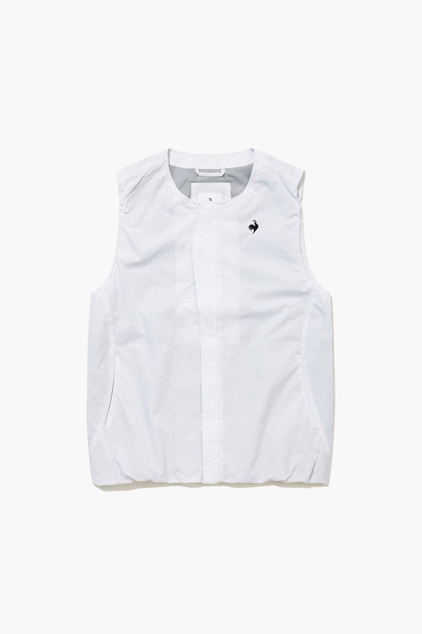 남성 베스트 _WH00 GQ411MWVO9는 봄, 여름 시즌 골프 및 일상에서 활용하기 좋은 남성용 베스트입니다. 화이트와 네이비 두 가지 색상으로 출시되었으며, 스포티하면서도 미니멀한 스타일을 연출합니다. 얇고 부드러운 폴리에스테르 소재로 제작되어 가볍고 활동성이 우수하며, 방풍 기능으로 쾌적한 착용감을 제공합니다. 라운드넥, 민소매, 레귤러핏 디자인으로 편안하게 착용 가능하며, 골프웨어로 활용하기에 적합합니다.
