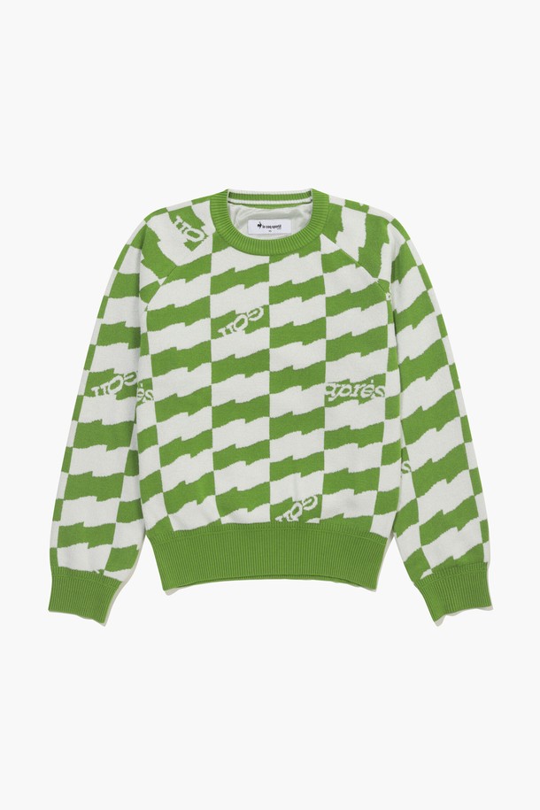 여성 플래그 패턴 부클 방풍 스웨터 _OLIV GQ422LKPO2는 골프 및 일상용으로 활용하기 좋은 스포티한 스타일의 스웨터입니다. 부클 소재와 두꺼운 두께감으로 따뜻함을 더하며, 방풍 기능을 갖춰 가을, 겨울철에도 쾌적하게 착용할 수 있습니다. 올리브 컬러 바탕에 플래그 및 체크 패턴이 적용되어 세련된 디자인을 자랑하며, 라운드넥과 긴 소매, 레귤러핏으로 편안한 착용감을 선사합니다. 레이온, 나일론, 폴리에스터 혼방 소재로 제작되어 부드러운 촉감을 느낄 수 있습니다.
