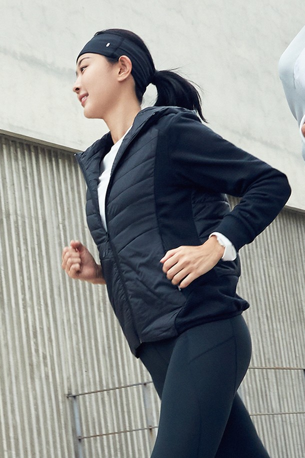 유니 하이브리드 3M 패딩 재킷 - 블랙 QQ423EPDO3는 남녀 모두 착용 가능한 겨울철 필수 아우터입니다. 보온성이 뛰어난 3M 충전재와 부드러운 촉감의 소재로 제작되어 일상, 러닝, 스포츠 활동에 적합합니다. 레귤러 핏에 집업 스타일로 편안한 착용감을 제공하며, 블랙과 화이트그레이 두 가지 색상으로 출시되었습니다. 하이브리드 디자인으로 스포티함과 캐주얼한 스타일을 동시에 연출할 수 있으며, 긴 소매와 두꺼운 두께로 한겨울 추위에도 따뜻하게 몸을 보호합니다. 등산룩, 출근룩, 러닝룩 등 다양한 TPO에 활용할 수 있는 미니멀하고 세련된 패딩 재킷입니다.
