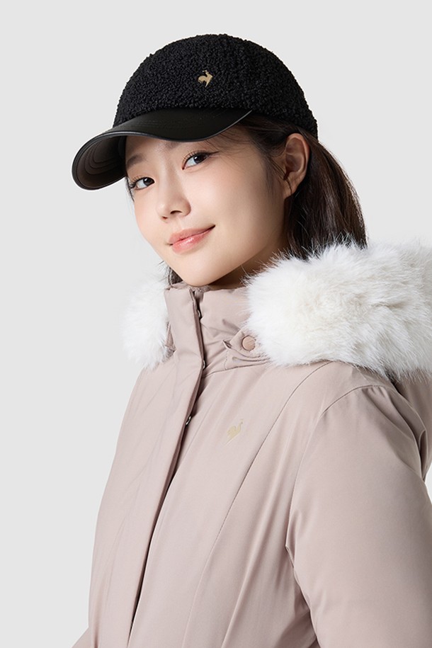 여성 소재믹스 볼캡 - 블랙 QQ422WCPO1은 캐주얼, 미니멀, 클래식 스타일을 아우르는 볼캡입니다. 봄, 여름, 가을 계절에 착용하기 좋으며, 일상적인 산책룩에 잘 어울립니다. 블랙 컬러의 무지 디자인에 폴리에스터, 레이온, 폴리우레탄, 면 등 다양한 소재를 믹스하여 부드러운 촉감을 선사합니다. 모자 깊이는 일반적이며, 챙 넓이는 7cm로 디자인되었습니다. 머리둘레 56cm이며, 사이즈 조절이 가능하여 편안하게 착용할 수 있습니다.
