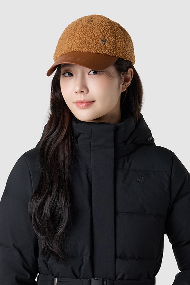 여성 소재 믹스 볼캡 - 브라운 QQ422WCPO1은 봄, 여름, 가을 계절에 착용하기 좋은 여성 볼캡입니다. 캐주얼하고 미니멀한 스타일로 산책룩에 잘 어울리며, 부드러운 촉감의 폴리에스터, 레이온, 폴리우레탄, 면 혼방 소재로 제작되었습니다. 챙 길이는 7cm이며, 일반적인 모자 깊이로 편안하게 착용할 수 있습니다. 무지 디자인에 사이즈 조절이 가능하여 머리둘레 56cm 여성에게 적합합니다.
