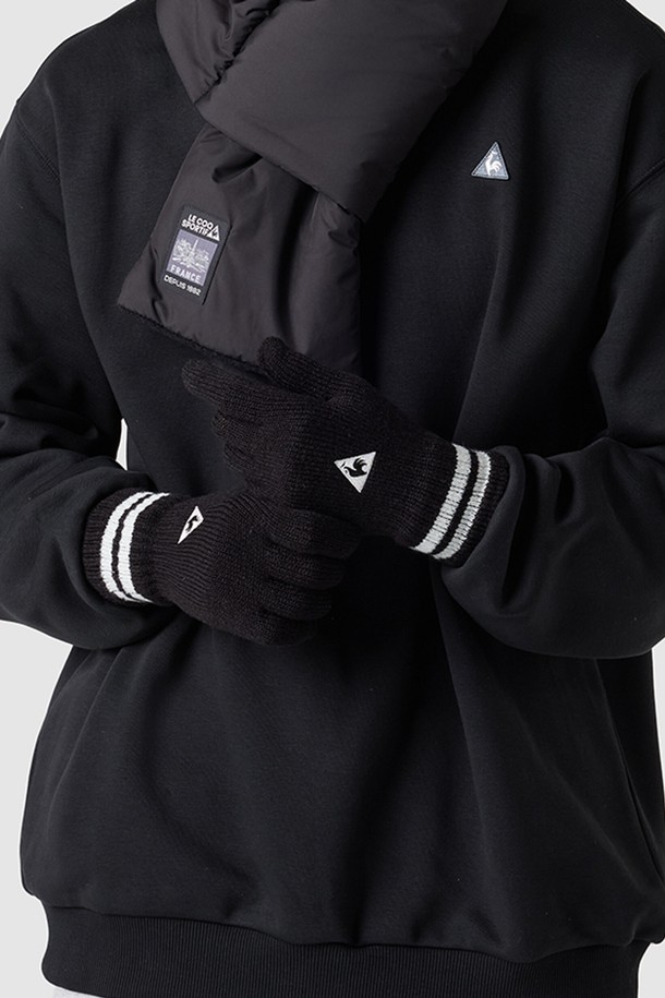 라이프 장갑 - 블랙 QQ423AGLO2는 겨울철 보온성을 높여주는 장갑입니다. 아크릴, 모, 폴리에스터 혼방 소재로 제작되어 부드럽고 따뜻한 촉감을 선사합니다. 블랙, 다크베이지, 미디엄 그레이 세 가지 색상으로 출시되어, 미니멀, 클래식, 캐주얼 등 다양한 스타일과 출근룩에 매치하기 좋습니다. 일상생활에서 폭넓게 활용할 수 있는 실용적인 아이템입니다.
