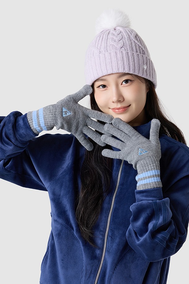 라이프 장갑 - 그레이 QQ423AGLO2는 겨울철 보온성을 책임지는 데일리 장갑입니다. 아크릴, 모, 폴리에스터 혼방 소재로 제작되어 부드러운 촉감을 선사하며, 무지 디자인으로 미니멀, 클래식, 캐주얼 스타일 모두에 잘 어울립니다. 손등 부분에 디자인 포인트를 더하여 세련된 느낌을 강조했습니다. 보통 두께감으로 제작되어 편안한 착용감을 제공하며, 일상생활에서 따뜻하게 손을 보호해 줍니다. 그레이 컬러로 다양한 의상에 매치하기 용이합니다.
