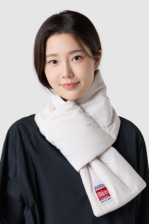 라이프 머플러 - 아이보리 QQ423AWMO1은 겨울철 보온성을 책임지는 포근한 머플러입니다. 부드러운 촉감의 폴리에스터 소재로 제작되었으며, 넉넉한 두께감과 충전재를 통해 뛰어난 보온 기능을 제공합니다. 깔끔한 무지 디자인에 로고 디테일이 더해져 미니멀, 클래식, 캐주얼 등 다양한 스타일 연출에 활용하기 좋습니다. 아이보리 색상으로 어떤 룩에도 자연스럽게 매치되며, 일상에서 따뜻하고 스타일리시하게 착용할 수 있습니다. 블랙 색상도 함께 제공됩니다.
