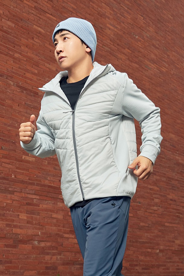 유니 하이브리드 3M 패딩 재킷 - 그레이 QQ423EPDO3는 겨울철 스포티하고 캐주얼한 스타일을 연출하기에 좋은 남녀 공용 패딩입니다. 부드러운 촉감의 나일론, 폴리에스터, 폴리우레탄 혼방 소재로 제작되었으며, 두꺼운 두께감으로 뛰어난 보온성을 제공합니다. 일상 및 스포츠 활동에 적합하며, 방풍 기능으로 추운 날씨에도 쾌적함을 유지합니다. 하이브리드 디자인과 3M 기술이 적용되어 기능성을 더했으며, 레귤러핏과 집업 스타일로 편안한 착용감을 선사합니다. 출근룩으로도 활용 가능한 미니멀한 디자인의 그레이 컬러 패딩 재킷입니다.
