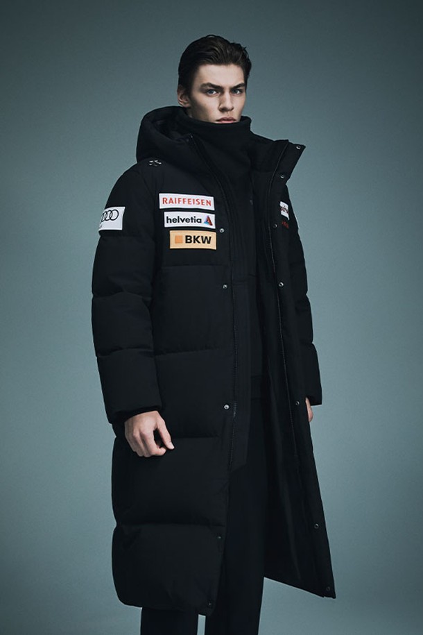 스위스 스키 롱 유러피언 구스 다운 재킷 블랙 SQ421SDJN1은 추운 겨울, 스키 및 스노우 스포츠는 물론 일상에서도 돋보이는 남성용 롱패딩입니다. 뛰어난 보온성을 자랑하는 두꺼운 두께감과 부드러운 촉감의 폴리에스터, 나일론 혼방 소재로 제작되었으며, 방수 기능까지 갖춰 변덕스러운 날씨에도 끄떡없습니다. 안감은 유러피언 구스다운(거위 솜털 80%, 거위 깃털 20%)으로 채워져 탁월한 보온성을 제공합니다. 미니멀하고 스포티한 디자인에 롱 기장과 오버핏으로, 여행룩이나 캠핑룩에도 잘 어울립니다. 지퍼형 여밈 방식과 긴 소매로 편안함과 스타일리시함을 동시에 잡았습니다.
