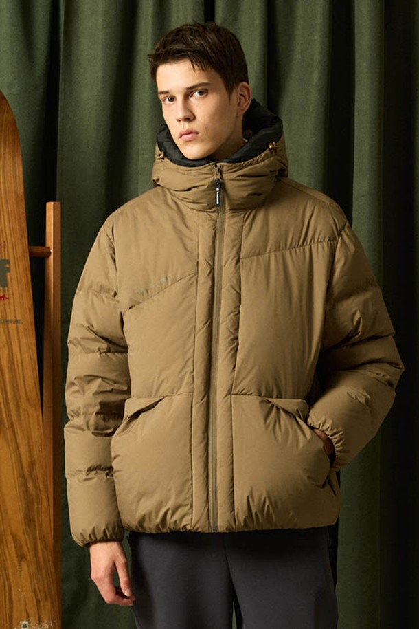 유니 루즈핏 컬러후드 다운 재킷 - 카멜 QQ423EDJN7은 남녀 모두 착용 가능한 유니섹스 스타일의 겨울철 필수 아이템입니다. 캐주얼, 미니멀, 클래식 스타일을 아우르며 여행룩, 캠핑룩 등 다양한 TPO에 활용할 수 있습니다. 넉넉한 루즈핏으로 편안한 착용감을 선사하며, 보온성을 높여주는 두꺼운 두께감과 긴 소매 기장이 특징입니다. 나일론, 폴리에스터, 오리 솜털, 오리 깃털을 사용하여 제작되었으며, 카멜 컬러의 무지 디자인으로 어떤 스타일에도 쉽게 매치할 수 있습니다. 집업 형태로 간편하게 착용 가능하며, 후드 디자인으로 더욱 따뜻하게 연출할 수 있습니다.
