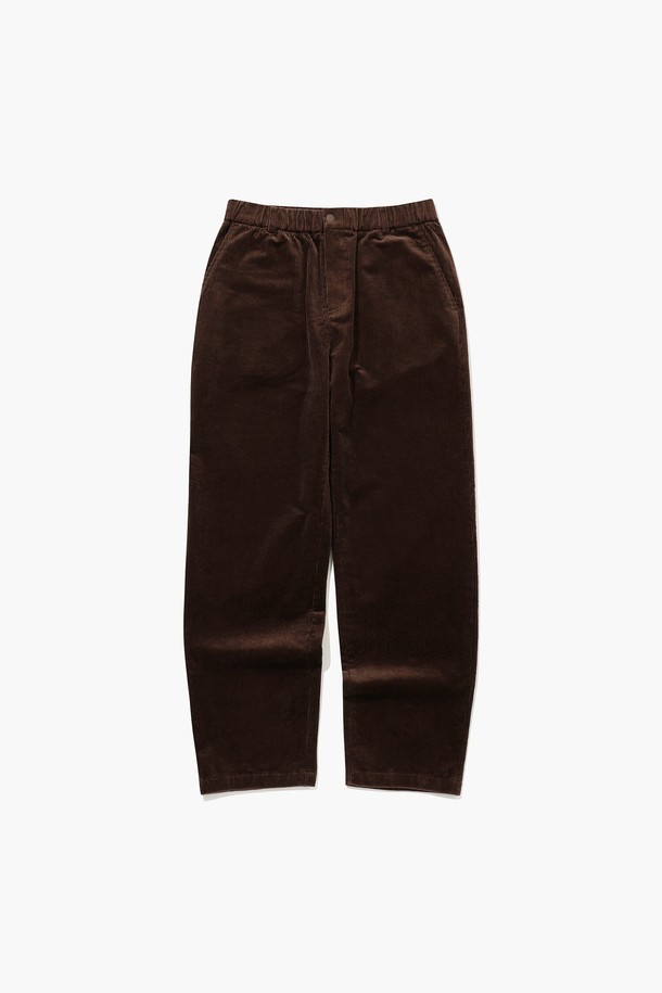 남녀공용 에센셜 코듀로이 팬츠 브라운 MQ423PPTO3는 가을, 겨울 시즌에 어울리는 레귤러핏 긴바지입니다. 부드러운 촉감의 코듀로이, 면, 폴리우레탄 혼방 소재로 제작되어 편안한 착용감을 선사합니다. 베이직하고 캐주얼한 스타일로 일상 및 골프룩에 모두 활용 가능하며, 어떤 상의와도 쉽게 매치됩니다. 무지 디자인에 두께감 있는 원단으로 제작되어 따뜻하게 착용할 수 있습니다. 에센셜 라인으로 출시되어 활용도가 높습니다.
