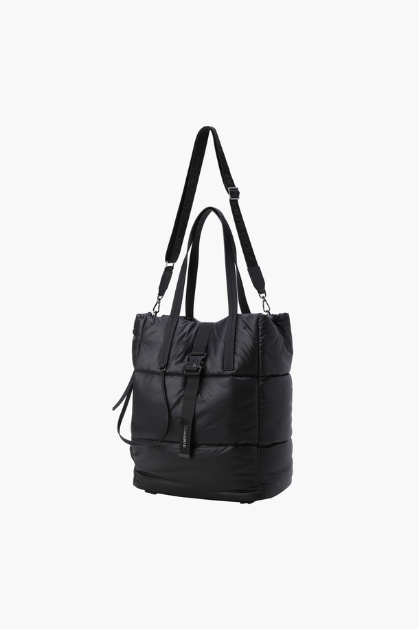 여성 패딩 사이드백 DQ42WFBGO1은 미디엄 사이즈의 블랙 컬러 사이드백입니다. 폴리에스터와 합성가죽 소재로 제작되었으며, 가볍고 풍성한 볼륨감의 패딩 디자인이 특징입니다. 숄더백과 크로스백으로 활용 가능하며, 지퍼형 잠금 방식으로 소지품을 안전하게 보관할 수 있습니다. 미니멀, 캐주얼, 시크 스타일을 추구하는 분들께 출근룩으로 추천합니다. 일상생활에서 실용적으로 사용할 수 있는 가방입니다.
