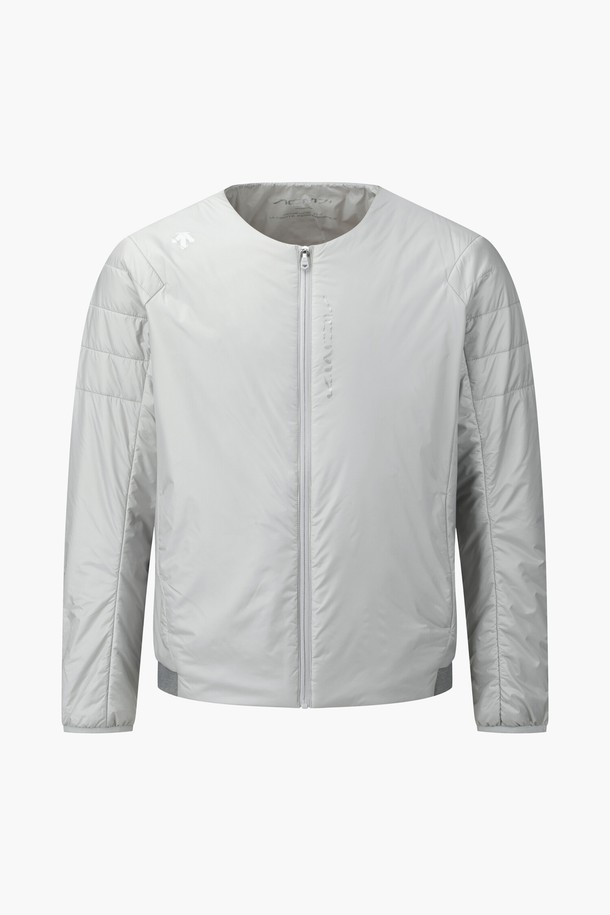 아크먼트(ACMT) 남성 경량 패딩 점퍼 DQ42MFDJO1은 겨울철 골프 및 일상 활동에 적합한 남성용 아우터입니다. 보온성이 뛰어난 프리마로프트 충전재와 발열 안감으로 제작되어 추운 날씨에도 따뜻함을 유지합니다. 부드러운 촉감의 나일론과 폴리에스터 혼방 소재에 어깨 부분 니트 디테일을 더해 스포티하면서도 캐주얼한 스타일을 연출합니다. 레귤러핏과 집업 여밈 방식, 무지 패턴으로 미니멀한 디자인을 강조했으며, 긴 소매 기장과 두꺼운 두께감으로 겨울철 데일리룩으로 활용하기 좋습니다. 다양한 TPO에 매치하기 용이하며, 경량 패딩으로 활동성을 높였습니다.
