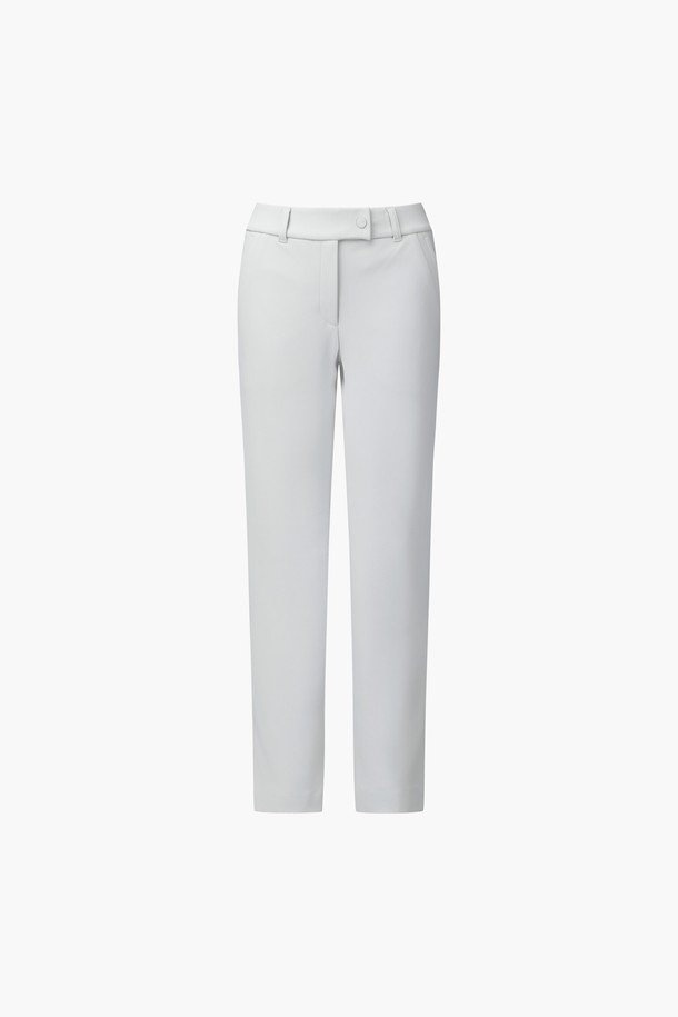 여성 본딩 슬림핏 팬츠 DQ42WFPTOB는 가을, 겨울 시즌에 적합한 슬림핏 긴바지입니다. 부드러운 촉감의 폴리에스터, 나일론, 폴리우레탄 혼방 소재에 본딩 안감 처리를 하여 보온성을 높였습니다. 무지 디자인에 뒷밴딩 처리로 편안함을 더했으며, 니트 포인트 디테일로 포인트를 주었습니다. 골프 및 일상복으로 활용 가능하며, 클래식, 미니멀, 캐주얼 스타일을 연출하기 좋습니다.
