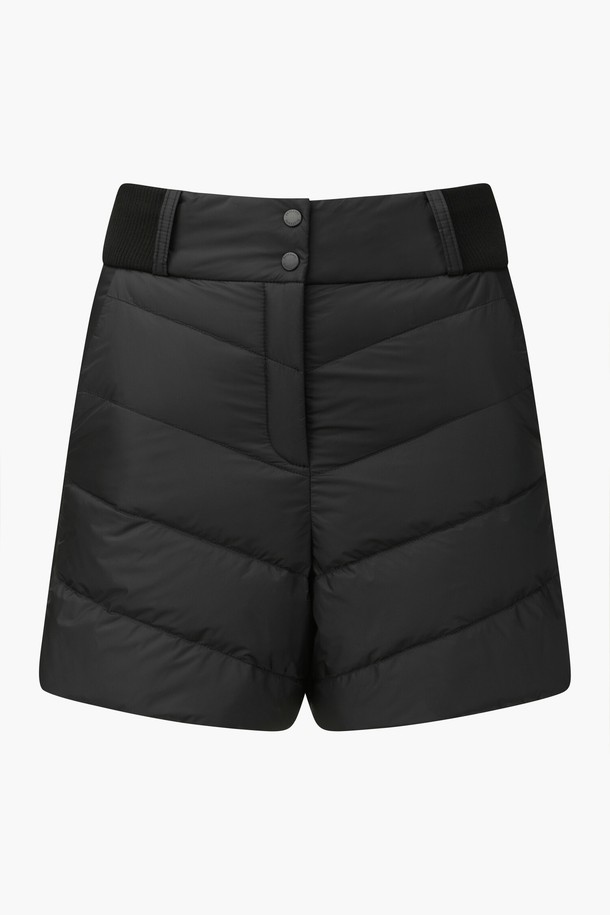 여성 다운 퀼팅 쇼츠 DQ42WFSPOA는 겨울철 라운딩과 일상에서 모두 활용 가능한 숏 팬츠입니다. 보온성이 뛰어난 구스다운 충전재와 울 니트 배색으로 디자인되어 따뜻함과 스타일을 동시에 만족시킵니다. 숏 기장에 퀼팅 패턴, 레귤러핏 디자인으로 스포티하면서도 미니멀한 매력을 더했습니다. 신축성을 더한 밴딩 허리, 사이드 포켓 디테일로 편안한 착용감과 실용성을 높였습니다. 블랙(BLKG)과 아이보리(IVYG) 두 가지 컬러로 출시되어 다양한 골프룩 연출에 활용할 수 있습니다.
