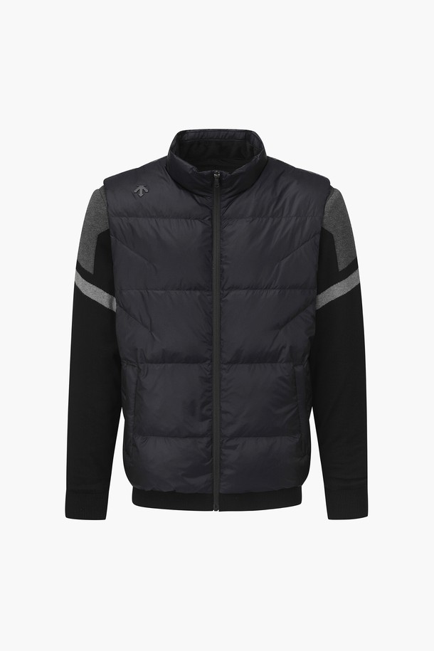 **아크먼트(ACMT) 남성 하이브리드 다운 점퍼 DQ42MFKOO2**

아크먼트(ACMT) 남성 하이브리드 다운 점퍼는 겨울철 스포츠 활동과 일상에서 모두 활용 가능한 남성용 다운 점퍼입니다. 무지 디자인에 블랙, 라이트 그레이 두 가지 색상으로 출시되어 어떤 스타일에도 쉽게 매치할 수 있습니다. 레귤러 핏에 두꺼운 두께감으로 보온성을 높였으며, 부드러운 촉감의 나일론, 레이온, 폴리에스터 혼방 소재를 사용하여 편안한 착용감을 제공합니다. 구스다운 충전재(90:10)와 신축성 있는 니트 소매가 특징이며, 집업 스타일로 간편하게 착용 가능합니다. 보온성과 신축성을 갖춰 골프룩을 포함한 다양한 스포티, 미니멀, 캐주얼 스타일에 적합합니다.
