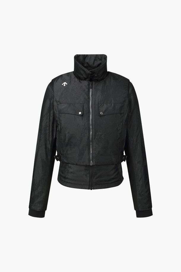 아크먼트(ACMT) 여성 3IN1 패딩 점퍼 DQ41WFDJO3는 스포티한 스타일의 여성용 패딩 점퍼입니다. 골프 및 일상생활에서 활용하기 좋으며, 레귤러핏으로 편안하게 착용할 수 있습니다. 자카드 패턴 디자인과 BLKG, LGYG 두 가지 컬러 옵션을 제공합니다. 긴 소매, 집업 여밈 방식에 두꺼운 두께감으로 겨울철 보온성을 높였습니다. 베스트 분리 및 발열 안감이 적용되어 실용성을 더했습니다.
