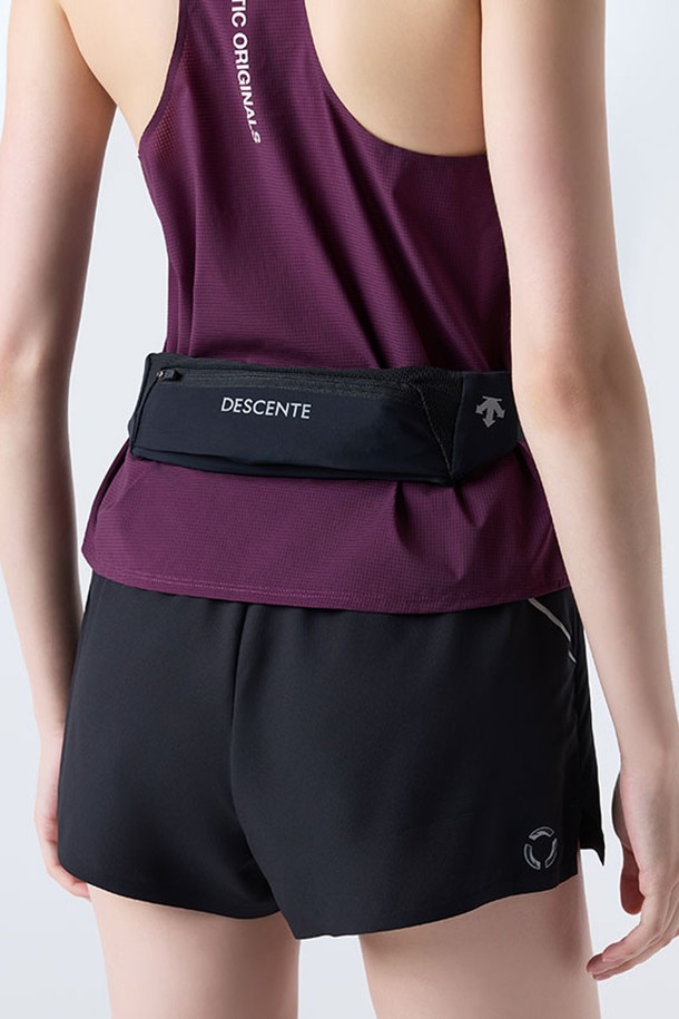 러닝 스트레치 벨트 블랙 SR123RBG1A는 러닝과 스포츠 활동에 최적화된 벨트입니다. 신축성이 뛰어난 스트레치 소재와 경량 저지 소재를 사용하여 편안한 착용감을 제공합니다. 메쉬 디테일과 3M 로고 디자인으로 스포티하고 미니멀한 스타일을 연출하며, 야간 러닝 시 가시성을 높이는 재귀반사 로고가 특징입니다. 사이즈 조절이 가능하여 누구나 편리하게 사용할 수 있으며, 러닝룩, 피트니스룩, 산책룩 등 다양한 TPO에 활용 가능합니다. 블랙 컬러로 어떤 의상에도 잘 어울립니다.
