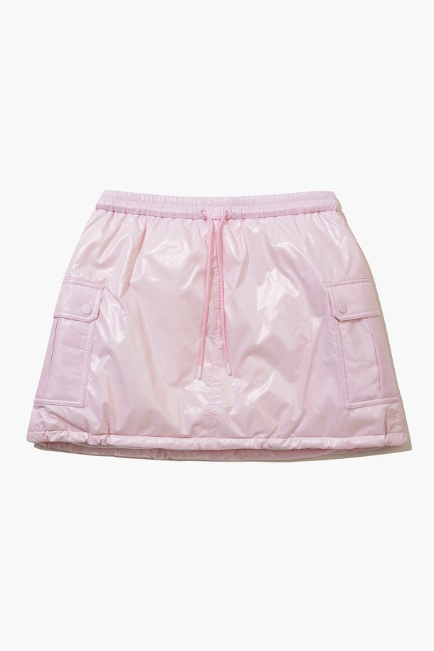 여성 푸퍼 셋업 스커트 라이트핑크 MQ422PSKO1은 겨울철 골프 및 스포츠 활동에 적합한 스포티 스타일의 푸퍼 스커트입니다. 라이트핑크 색상에 A라인 핏으로 여성스러운 실루엣을 연출하며, 부드러운 촉감의 나일론, 폴리에스터, 오리솜털, 오리깃털 혼방 소재로 제작되어 보온성을 높였습니다. 두꺼운 두께감의 패딩 안감과 밴딩, 투웨이 지퍼 디테일로 편안함과 활동성을 더했습니다. 미니멀하고 캐주얼한 디자인으로 다양한 골프룩에 활용하기 좋습니다.
