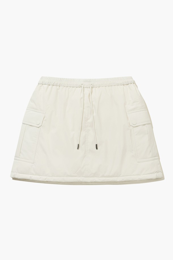 여성 푸퍼 셋업 스커트 아이보리 MQ422PSKO1은 겨울철 스포티하고 캐주얼한 스타일을 연출하기 좋은 미니스커트입니다. 부드러운 촉감의 폴리에스터, 나일론, 오리솜털, 오리깃털 혼방 소재로 제작되어 따뜻하고 편안한 착용감을 선사합니다. 밴딩 처리와 포켓 디테일이 실용성을 더하며, A라인 핏으로 다리가 더욱 길어 보이는 효과를 줍니다. 아이보리 및 라이트 핑크 두 가지 색상으로 출시되어 다양한 골프룩 및 일상룩에 활용하기 좋습니다. 두꺼운 두께감의 패딩 안감으로 추운 날씨에도 따뜻하게 입을 수 있습니다.
