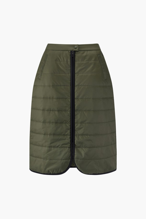 여성 패딩 랩 스커트 MQ422LSKN2는 겨울철 골프 및 스포츠 활동에 적합한 방한용 패딩 스커트입니다. 부드러운 촉감의 나일론과 폴리에스터 혼방 소재로 제작되었으며, 랩 스타일의 레귤러핏으로 편안한 착용감을 제공합니다. 퀼팅 디자인과 두꺼운 두께감으로 보온성을 높였으며, 카키 컬러의 무지 패턴으로 스포티하면서도 미니멀한 스타일을 연출합니다. 골프룩으로 활용하기 좋으며, 다양한 상의와 매치하여 개성 있는 스타일을 완성할 수 있습니다. 안감은 폴리에스터를 사용하여 활동성을 더했습니다.
