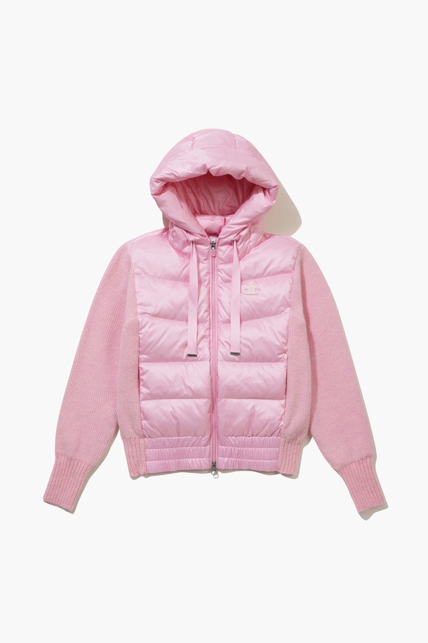 여성 다운 하이브리드 스웨터 점퍼 핑크 MQ422LSJN1은 겨울철 라운딩과 일상에서 모두 활용 가능한 스포티한 스타일의 다운 하이브리드 점퍼입니다. 핑크와 그레이 색상으로 출시되었으며, 부드러운 촉감과 두꺼운 두께감으로 뛰어난 보온성을 제공합니다. 나일론, 울, 폴리에스터, 거위솜털, 거위깃털 등 다양한 소재를 사용하여 보온성과 경량성을 동시에 잡았습니다. 하이브리드 디자인과 니트 배색이 돋보이며, 크롭 기장의 레귤러핏으로 활동성을 높였습니다. 집업 스타일의 긴소매 다운 점퍼로 편안하게 착용할 수 있습니다.
