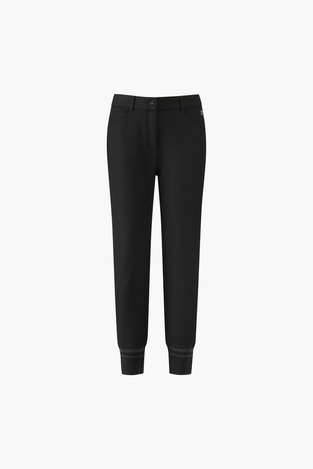 여성 밍크 기모 조거 팬츠 블랙 MQ422LPTN2는 부드러운 촉감과 따뜻함을 선사하는 겨울철 필수 아이템입니다. 밍크와 기모 안감으로 보온성을 높였으며, 폴리에스터, 면, 폴리우레탄 혼방 소재로 제작되어 편안한 착용감을 제공합니다. 스포티하면서도 캐주얼한 스타일로, 골프, 일상 등 다양한 TPO에 활용 가능합니다. 허리 밴딩과 밑단 리브 디테일로 활동성을 더했으며, 릴랙스핏 조거 팬츠 디자인으로 편안한 핏을 연출합니다. 무지 디자인의 블랙 컬러로 어떤 상의와도 쉽게 매치할 수 있어 활용도가 높습니다.
