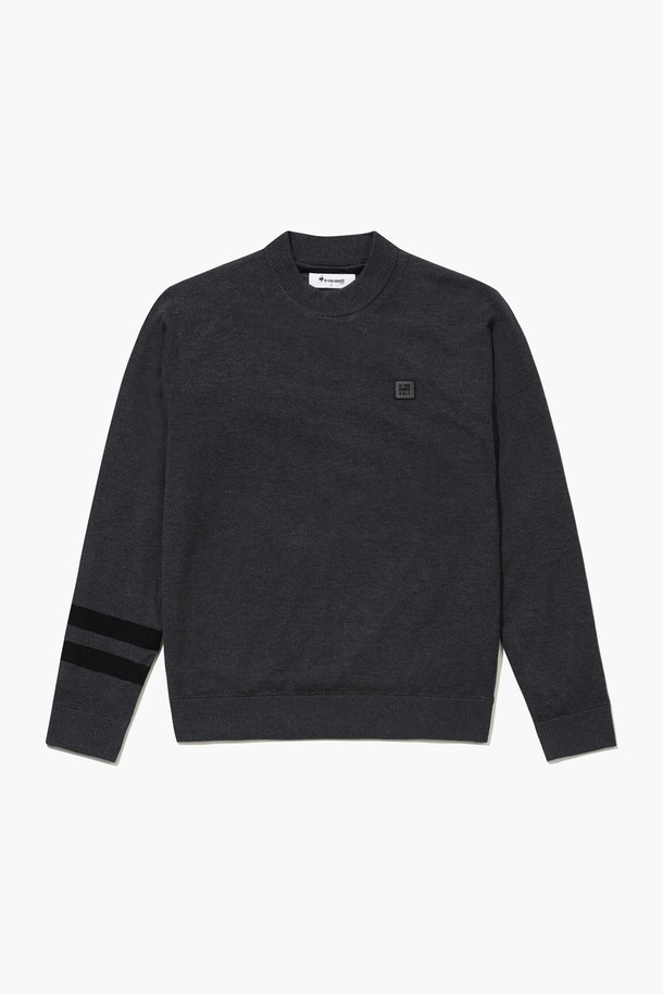 남성 에센셜 방풍 스웨터 MGRY GQ421MKPO9는 봄, 가을 시즌에 골프 및 일상에서 활용하기 좋은 남성용 스웨터입니다. 레이온, 폴리에스터, 나일론 혼방의 부드러운 촉감과 중간 두께감으로 편안한 착용감을 제공합니다. 레귤러핏 디자인과 무지 패턴으로 스포티하면서도 베이직한 스타일을 연출하며, 방풍 기능으로 외부 환경으로부터 보호해 줍니다. 긴 소매 기장의 레귤러 기장 스웨터로, 미니멀한 스타일을 선호하는 남성분들에게 적합합니다.
