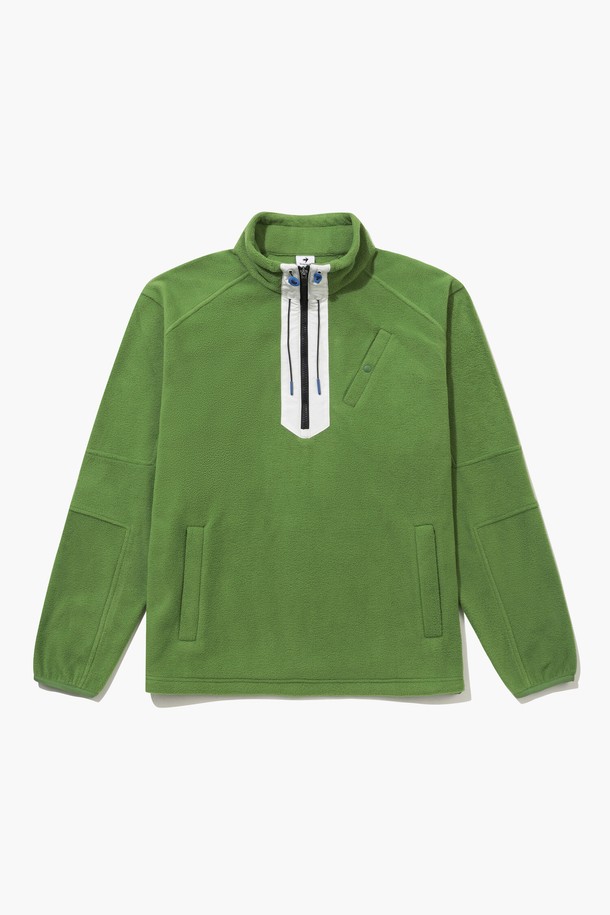 남성 플리스 반집업 티셔츠 _OLIV GQ421MTLO2는 부드러운 촉감과 뛰어난 보온성을 제공하는 남성용 티셔츠입니다. 가을, 겨울 시즌에 적합하며, 골프 및 일상 활동 모두에 활용 가능한 제품입니다. 올리브 및 크림 두 가지 색상으로 제공되며, 레귤러핏에 긴소매, 반집업 네크라인 디자인으로 스포티하고 캐주얼한 스타일을 연출합니다. 폴리에스터, 나일론, 플리스 소재로 제작되어 두꺼운 두께감을 자랑하며, 무지 패턴으로 미니멀한 매력을 더했습니다. 특히 골프웨어로 활용하기 좋으며, 편안한 착용감을 선사합니다.
