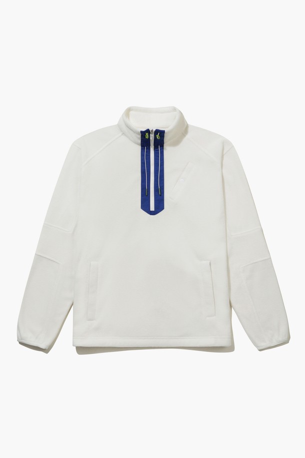 남성 골프를 위한 플리스 반집업 티셔츠, CREM(크림) GQ421MTLO2입니다. 부드러운 촉감의 플리스 소재로 제작되어 가을, 겨울 시즌에 따뜻하게 착용 가능합니다. 스포티한 스타일과 미니멀한 디자인이 돋보이며, 레귤러핏으로 편안한 착용감을 제공합니다. 무지 패턴에 긴소매 기장, 반집업 네크라인으로 활동적인 골프룩을 완성합니다. 보온 기능을 갖춘 두꺼운 두께감으로 추운 날씨에도 쾌적하게 라운딩을 즐길 수 있습니다.
