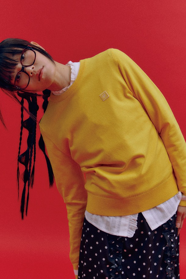 여성 에센셜 방풍 스웨터(YELW GQ422LKPO9)는 골프 및 일상생활에서 활용 가능한 스포티하고 베이직한 스타일의 여성 스웨터입니다. 봄, 가을 시즌에 적합하며, 부드러운 촉감의 레이온, 폴리에스터, 나일론 혼방 소재로 제작되었습니다. 레귤러핏 라운드넥 디자인에 긴 소매 기장과 무지 패턴이 특징이며, 방풍 기능을 갖춘 실용적인 제품입니다. 에센셜 라인으로 출시되어 미니멀한 스타일을 선호하는 여성분들께 추천합니다.
