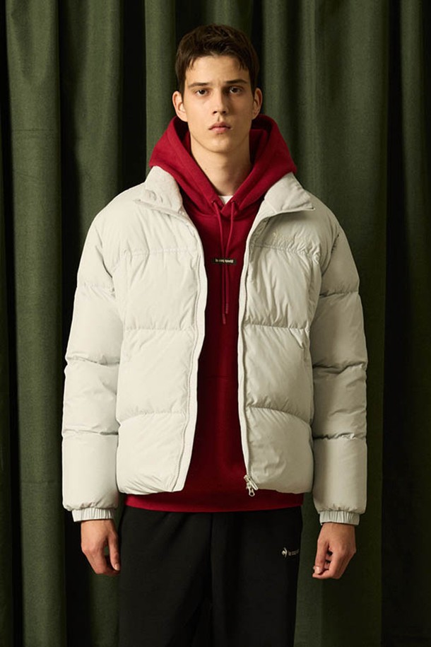 유니 노바 2.0 루즈핏 숏다운 재킷 - 그레이 QQ423LDJO3는 남녀 공용으로 제작된 숏 다운 재킷입니다. 캐주얼하고 스포티한 스타일을 연출하며, 겨울철 보온성을 책임지는 두꺼운 두께감의 다운 자켓입니다. 숏 기장의 루즈핏으로 편안한 착용감을 선사하며, 집업 스타일로 간편하게 입고 벗을 수 있습니다. 경량 소재와 오리솜털 80%, 오리깃털 20%의 충전재를 사용하여 가볍고 따뜻하며, 여행룩과 캠핑룩에 활용하기 좋습니다. 그레이, 블랙, 브라운 세 가지 색상으로 출시되었습니다.
