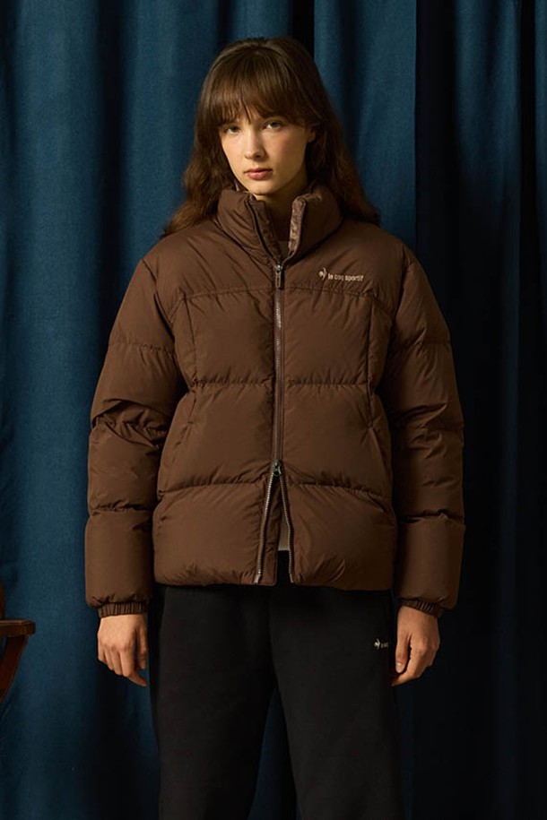 유니 노바 2.0 루즈핏 숏다운 재킷 - 브라운 QQ423LDJO3는 캐주얼, 스포티 무드를 연출하는 남녀공용 숏 다운 재킷입니다. 넉넉한 루즈핏으로 편안한 착용감을 선사하며, 겨울철 일상에서 따뜻하게 입을 수 있습니다. 부드러운 폴리에스테르 소재와 두꺼운 두께감으로 보온성을 높였으며, 오리 솜털 80%와 오리 깃털 20%의 충전재를 사용하여 가볍고 따뜻합니다. 집업 스타일로 간편하게 입고 벗을 수 있으며, 캠핑룩, 산책룩 등 다양한 TPO에 활용 가능합니다. 브라운, 블랙, 화이트그레이 세 가지 색상으로 출시되었습니다.
