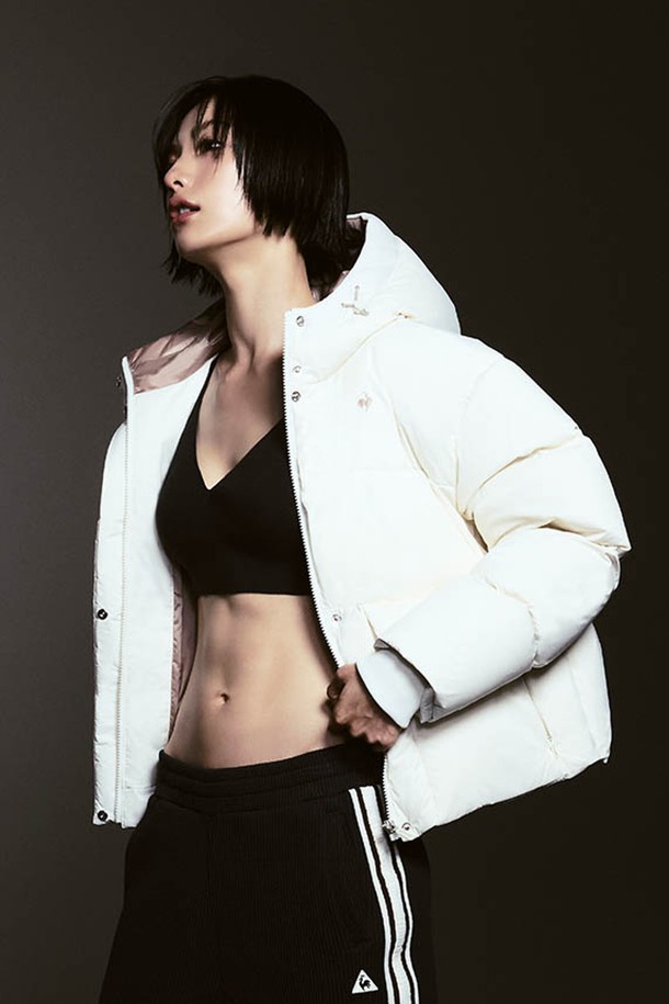 여성 네쥬 루즈핏 후드 다운 재킷 - 아이보리 QQ422ODJO3는 추운 겨울, 캐주얼하고 스포티한 스타일을 연출하기에 좋은 아이템입니다. 부드러운 촉감의 나일론, 폴리에스터 혼방 소재로 제작되었으며, 넉넉한 루즈핏으로 편안한 착용감을 선사합니다. 보온성을 높여주는 오리솜털(80%)과 오리깃털(20%) 충전재를 사용하여, 일상생활은 물론 산책이나 캠핑과 같은 야외 활동에도 적합합니다. 후드 디자인과 긴 소매 기장, 집업 여밈 방식으로 실용성을 더했으며, 아이보리, 블랙, 라이트퍼플 세 가지 컬러로 만나볼 수 있습니다. 미니멀한 무드를 선호하는 분들께도 추천하는 겨울철 필수 아우터입니다.
