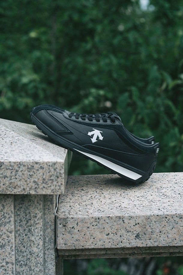 크론 레이서 블랙 SR113LCR11 남성 운동화는 일상 및 워킹에 적합한 남성용 신발입니다. 블랙, 화이트, 레드, 네이비, 그레이, 브라운, 그린 등 다양한 컬러로 출시되었으며, 라운드 앞코 디자인에 로우탑 스타일을 갖췄습니다. 천연가죽, 합성가죽, 합성고무 등의 주요 소재를 사용했으며, 3cm 굽 높이의 로우힐 디자인으로 편안한 착화감을 제공합니다. 무지 패턴에 레이스업 방식으로 발을 감싸며, 일반 발볼에 맞춰 제작되어 미끄럼 방지 및 우수한 접지력을 제공합니다. 산책룩이나 동네 마실룩, 캐주얼, 미니멀, 클래식 스타일 연출에 활용하기 좋습니다.
