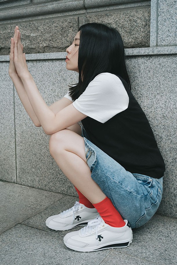 크론 레이서 블랙 화이트 SR113LCR11은 남성용 운동화로, 일상 및 캐주얼 활동에 적합합니다. 블랙, 화이트, 레드, 네이비 컬러로 출시되어 다양한 스타일에 매치하기 용이하며, 라운드 앞코 디자인으로 편안함을 더했습니다. 천연가죽, 합성가죽, 파일론, 합성고무 등 튼튼한 소재를 사용하여 내구성을 높였으며, 3cm 굽 높이의 플랫 타입으로 안정적인 착화감을 제공합니다. 미니멀 디자인과 논슬립 아웃솔, 접지력 강화 등의 특징이 돋보이며, 동네 마실룩, 산책룩 등 편안한 스타일을 연출하기 좋습니다. 캐주얼, 미니멀, 클래식 스타일을 즐겨 입는 분들께 추천합니다.
