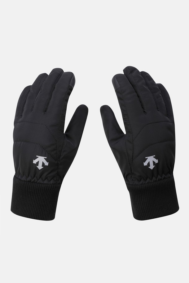 영애슬릿 방수 장갑 블랙 SQ42JUGLO2는 스포츠 활동에 적합한 방수, 방풍 기능의 겨울용 장갑입니다. 블랙 컬러에 로고 패턴으로 스포티하고 캐주얼한 스타일을 연출하며, 고프코어룩에도 잘 어울립니다. 폴리에스터, 아크릴, 폴리우레탄, 합성가죽 소재로 제작되었으며, 내부 패딩 안감과 방수 필름을 삽입하여 보온성을 높였습니다. 엄지 및 검지 스마트 터치 기능으로 편리하며, 손목 시보리와 손바닥 미끄럼 방지 디테일로 활동성을 더했습니다. 겨울철 데일리룩, 등산, 러닝 시 따뜻하고 스타일리시하게 착용할 수 있습니다.
