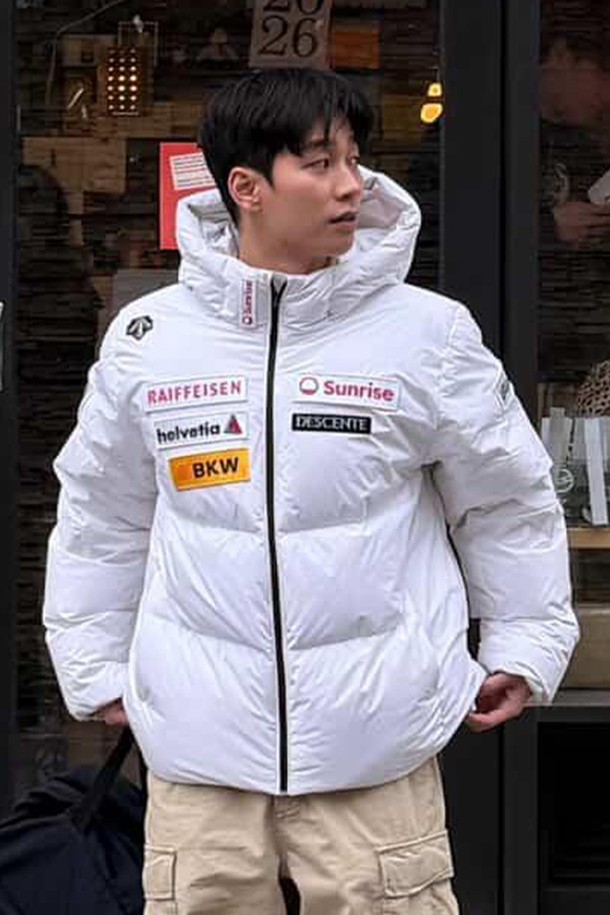 스위스 스키 후드형 다운 재킷 화이트 SQ423SDJO3는 겨울철 스키, 스노우 스포츠 및 일상생활에서 활용 가능한 남녀공용 다운 재킷입니다. 레귤러 핏에 후드형 디자인으로 보온성을 높였으며, 부드러운 촉감의 폴리에스터 및 나일론 혼방 소재를 사용하여 편안한 착용감을 제공합니다. 넉넉한 두께감과 오리솜털 80%, 오리깃털 20%의 충전재로 뛰어난 보온력을 자랑하며, 방수 기능으로 눈이나 비로부터 보호해줍니다. 스포티한 무드의 로고 및 프린트 디자인이 돋보이며, 여행룩, 캠핑룩, 고프코어 스타일을 연출하기 좋습니다. 집업 여밈 방식과 긴 소매 기장으로 활동성을 더했습니다.
