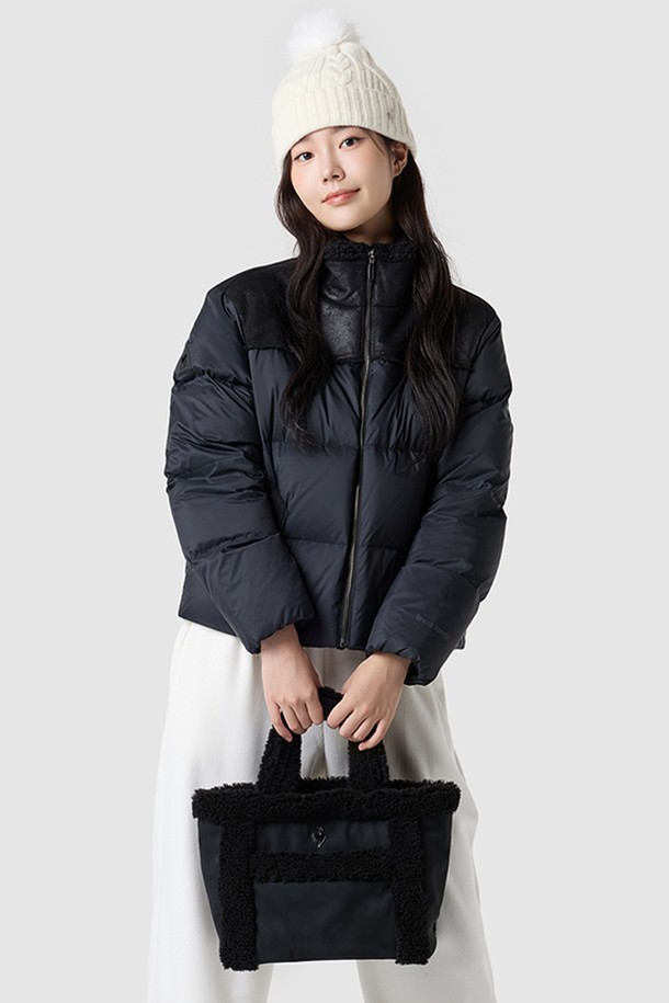 세련된 여성의 스타일을 완성해 줄 블랙 컬러의 시즈널 토트백입니다. 폴리에스터와 폴리우레탄 혼방 소재로 제작되어 튼튼하며, 사각 쉐입에 미디엄 사이즈로 실용성을 높였습니다. 무지 디자인으로 어떤 옷차림에도 잘 어울리며, 출근룩, 오피스룩, 모임룩 등 다양한 TPO에 활용 가능합니다. 가로 25cm, 세로 23.5cm, 폭 12cm 크기로, 334g의 가벼운 무게감이 특징입니다. 클래식, 미니멀, 시크 스타일을 즐겨 입는 여성분들께 추천합니다.
