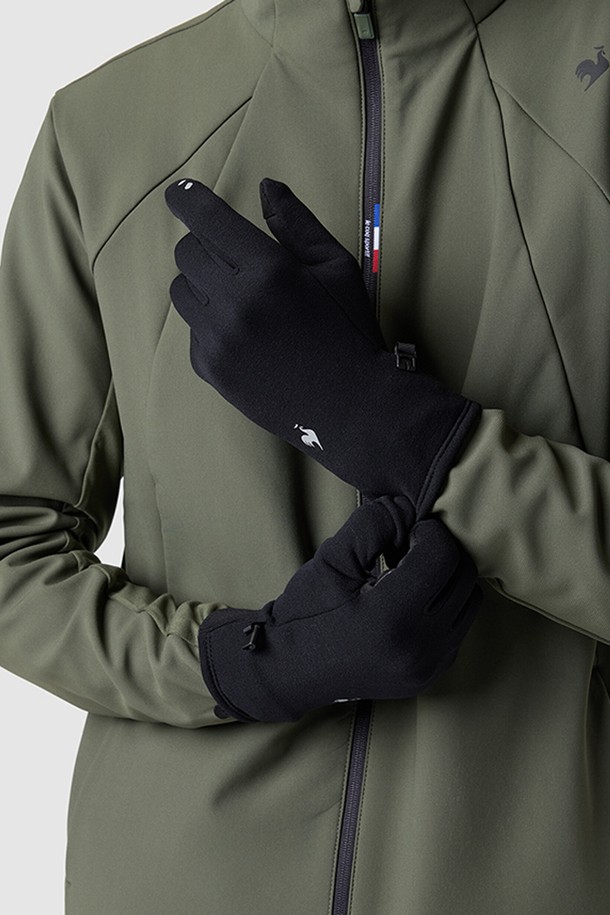 **퍼포먼스 폴라텍 방한 장갑 - 블랙 QQ423AGLO1**은 겨울철 추위로부터 손을 보호해주는 방한 장갑입니다. 폴리에스터, 나일론, 폴리우레탄, 면 등 다양한 소재로 제작되어 보온성과 활동성을 동시에 제공하며, 특히 폴라텍 소재를 사용하여 뛰어난 방한 기능을 자랑합니다. 무지 디자인에 두꺼운 두께감으로 제작되어, 등산룩, 캠핑룩, 러닝룩 등 다양한 아웃도어 스타일에 잘 어울립니다. 캐주얼, 미니멀, 고프코어 스타일을 즐겨 입는 분들께 추천하는 필수 겨울 아이템입니다.
