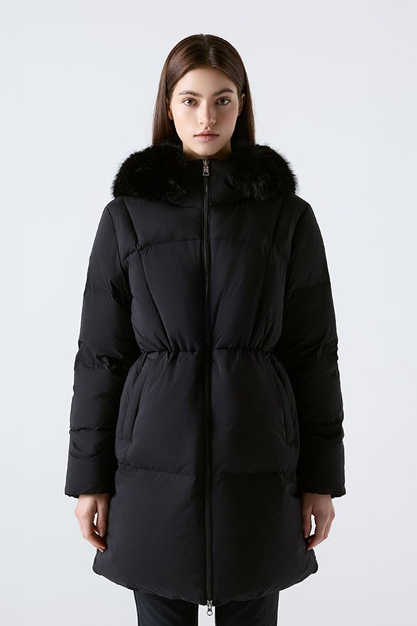 우먼스 중힙 다운 재킷 블랙 SQ422SDJO7은 겨울철 여성의 데일리룩을 책임질 캐주얼 스타일의 다운 패딩입니다. 슬림핏 디자인에 블랙과 화이트 두 가지 색상으로 출시되어 어떤 옷에도 쉽게 매치할 수 있습니다. 100% 나일론 안감과 오리털 충전재를 사용하여 뛰어난 보온성과 가벼운 착용감을 제공합니다. 허리 스트링으로 핏 조절이 가능하며, 페이크 퍼 디테일과 메탈 지퍼, 넓은 퀼팅 간격이 디자인의 완성도를 높입니다. 긴 소매와 집업 여밈 방식으로 겨울철 산책룩, 여행룩에 활용하기 좋습니다.
