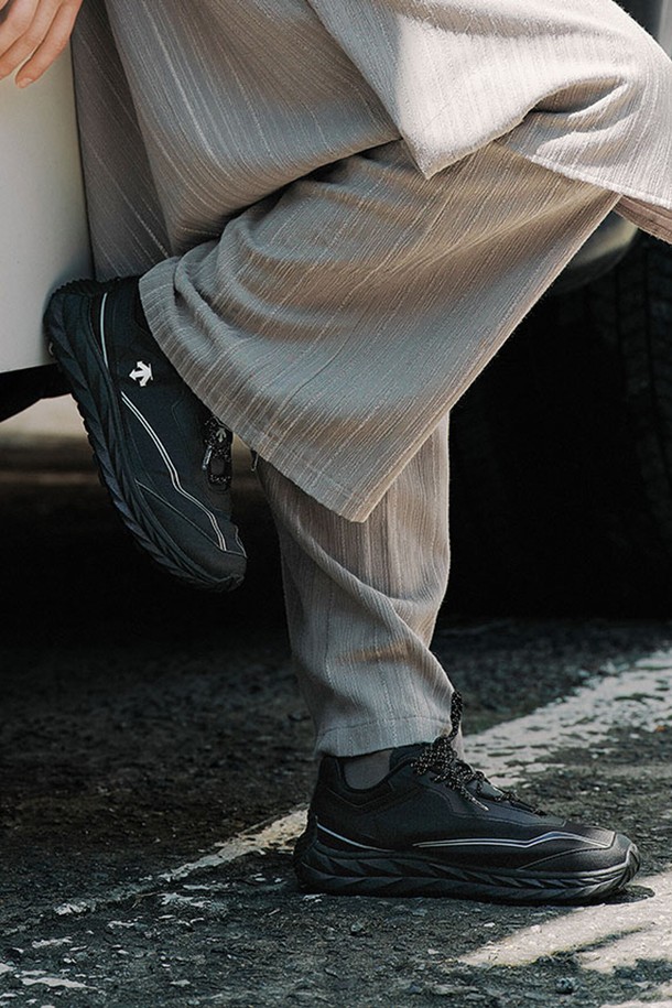 터레인디 블랙 SR123LCR26은 남성용 운동화로, 일상과 운동 모두에 적합합니다. 블랙, 그레이/화이트, 옐로우 세 가지 색상으로 출시되어 다양한 스타일을 연출할 수 있습니다. 라운드 앞코에 끈형으로 제작되었으며, 봄, 여름, 가을, 겨울 사계절 모두 착용 가능합니다. 폴리에스터, 합성가죽, 폴리우레탄 등 튼튼한 소재를 사용하여 제작되었으며, 굽 높이는 4cm입니다. 캐주얼, 미니멀, 스포티 스타일의 출근룩과 산책룩에 매치하기 좋습니다.
