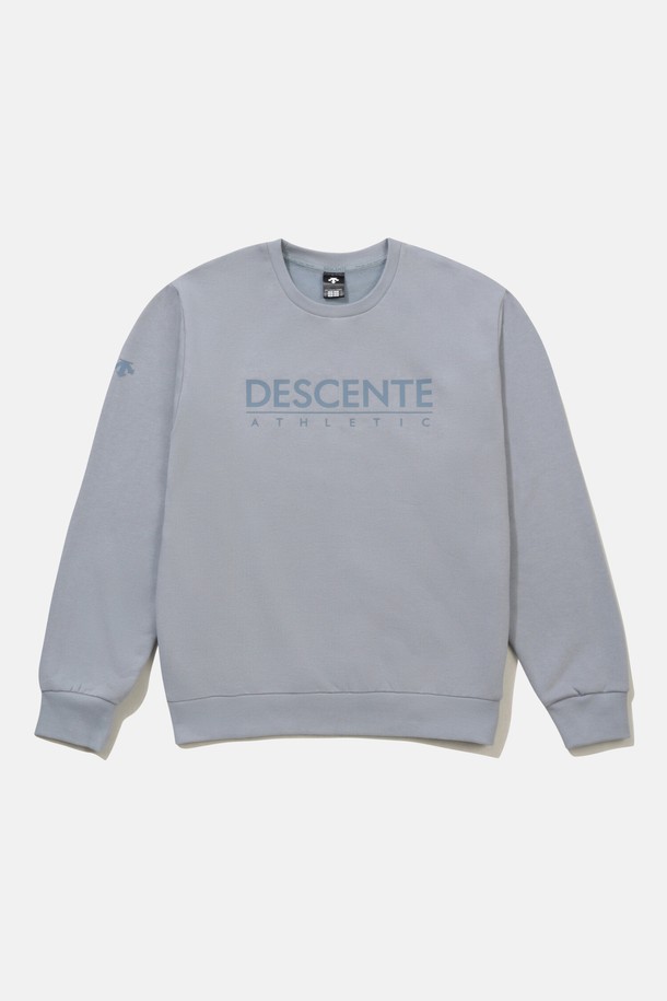 코튼 기모 맨투맨 스카이 블루 SP323XHT93은 남녀 모두 착용 가능한 유니섹스 제품입니다. 부드러운 촉감의 면, 폴리에스터 혼방 소재에 기모 안감을 더해 가을, 겨울철 따뜻하게 입을 수 있습니다. 레귤러 핏에 라운드넥 디자인이며, 스포티하고 캐주얼한 스타일을 연출합니다. 스카이 블루 컬러에 로고 패턴으로 포인트를 주어 미니멀한 스타일을 완성합니다. 두꺼운 두께감과 긴 소매 기장으로 편안함과 보온성을 동시에 제공합니다.
