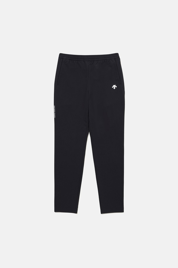 스탠다드 기모 팬츠 블랙 SP421XPTO1은 남녀공용으로 제작된 기모 팬츠입니다. 나일론, 폴리우레탄 혼방 소재에 기모 안감을 더해 부드러운 촉감과 보온성을 제공합니다. 가을, 겨울 시즌에 적합하며, 베이직하고 스포티한 스타일을 연출하기 좋습니다. 허리 밴딩과 레귤러핏, 스탠다드핏으로 편안한 착용감을 선사하며, 무지 디자인의 긴 바지입니다. 일상복으로 활용하기 좋은 두께감의 팬츠입니다.
