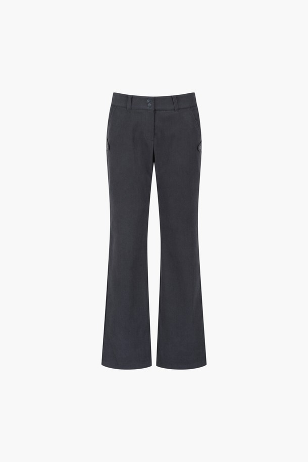 **여성 코듀로이 밴딩 부츠컷 팬츠 _CHCL GQ422LPTN1**

가을, 겨울 시즌에 어울리는 여성용 코듀로이 밴딩 부츠컷 팬츠입니다. CHCL(차콜), LBLU(라이트 블루), LPNK(라이트 핑크) 세 가지 색상으로 출시되었으며, 캐주얼 스타일과 골프, 일상 TPO에 적합합니다. 부드러운 촉감의 폴리에스터와 코듀로이 혼방 소재로 제작되어 편안한 착용감을 선사합니다. 레귤러핏에 두꺼운 두께감으로 따뜻함을 더하며, 무지 디자인과 밴딩 허리 디테일로 활동성을 높였습니다. 2025년 07월 베트남에서 제조되었습니다.
