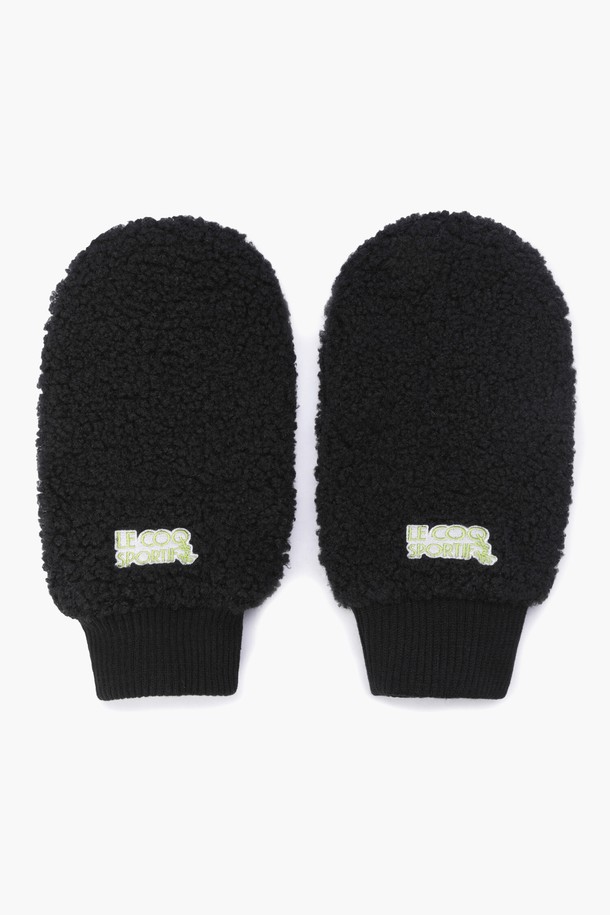 여성 플리스 핸드워머 _BLCK GQ422LSAO4는 부드러운 촉감의 플리스 소재로 제작되어 뛰어난 보온성을 제공하는 겨울철 골프용 핸드워머입니다. 캐주얼 및 미니멀 스타일의 골프룩에 잘 어울리며, 무지 디자인으로 어떤 의상에도 매치하기 용이합니다. 두꺼운 두께감으로 추운 날씨에도 따뜻하게 손을 보호해줍니다. 블랙(BLCK), 크림(CREM), 핫핑크(HPNK) 세 가지 색상으로 출시되었으며, 양손 세트로 구성되어 실용적입니다.
